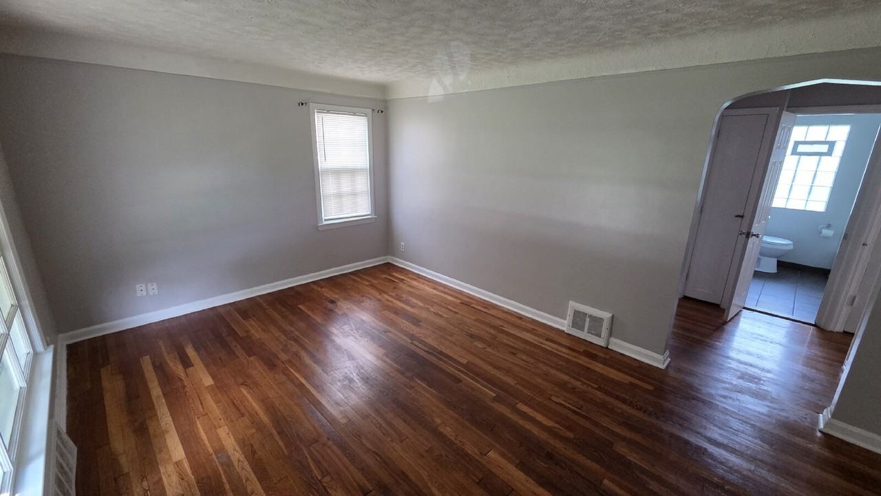 5469 Thomas St - Photo 5 of 12