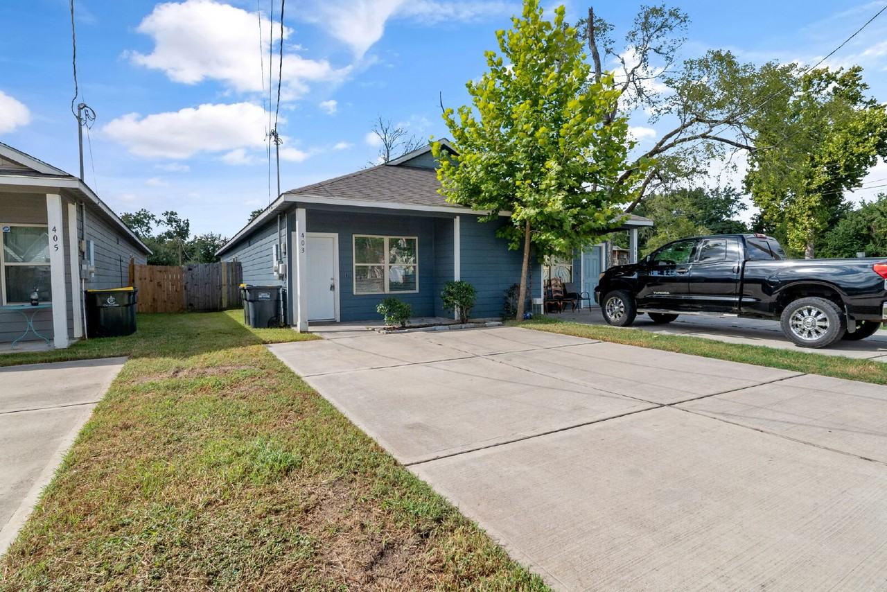 403 E Avenue G - Photo 3 of 22