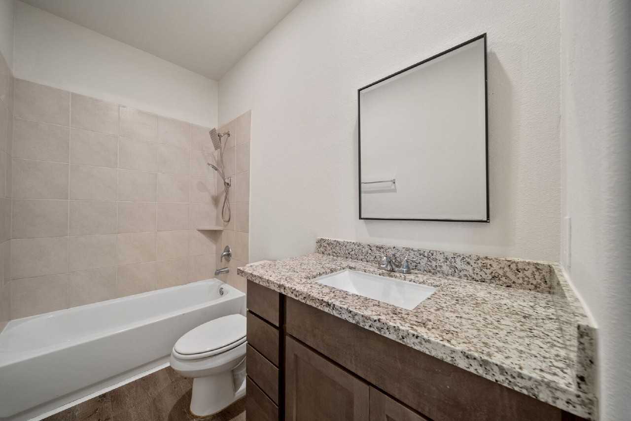 403 E Avenue G - Photo 4 of 22