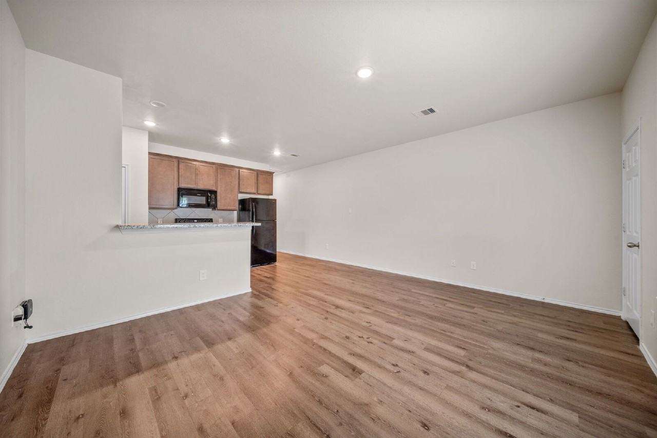 403 E Avenue G - Photo 6 of 22