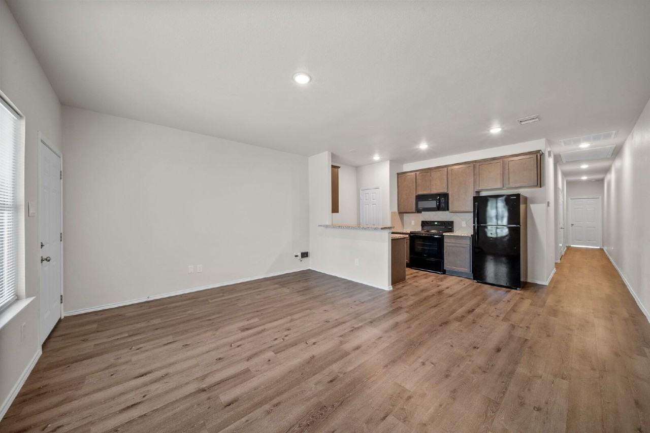 403 E Avenue G - Photo 7 of 22