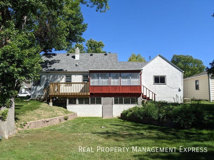 2611 S Duluth Ave - Photo 2 of 16