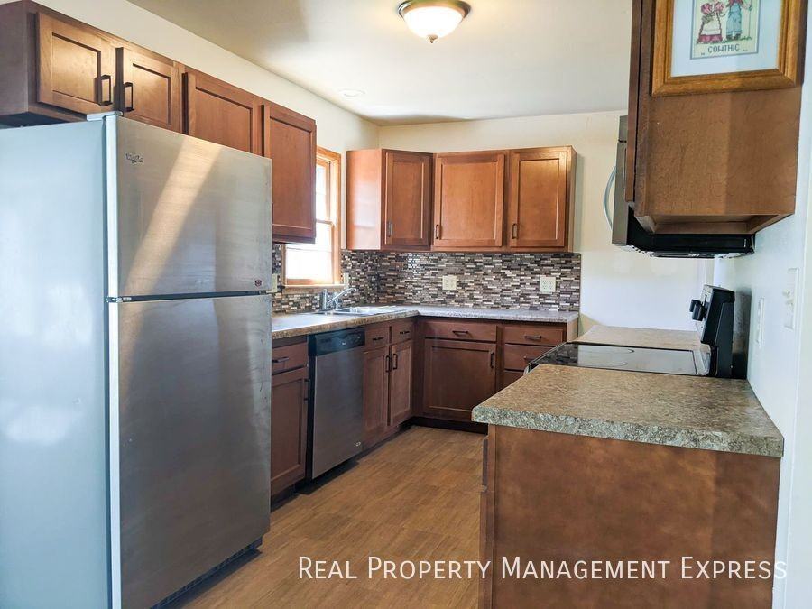 2611 S Duluth Ave - Photo 3 of 16
