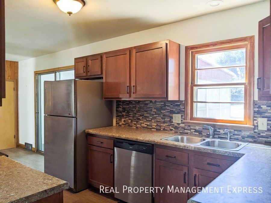 2611 S Duluth Ave - Photo 4 of 16