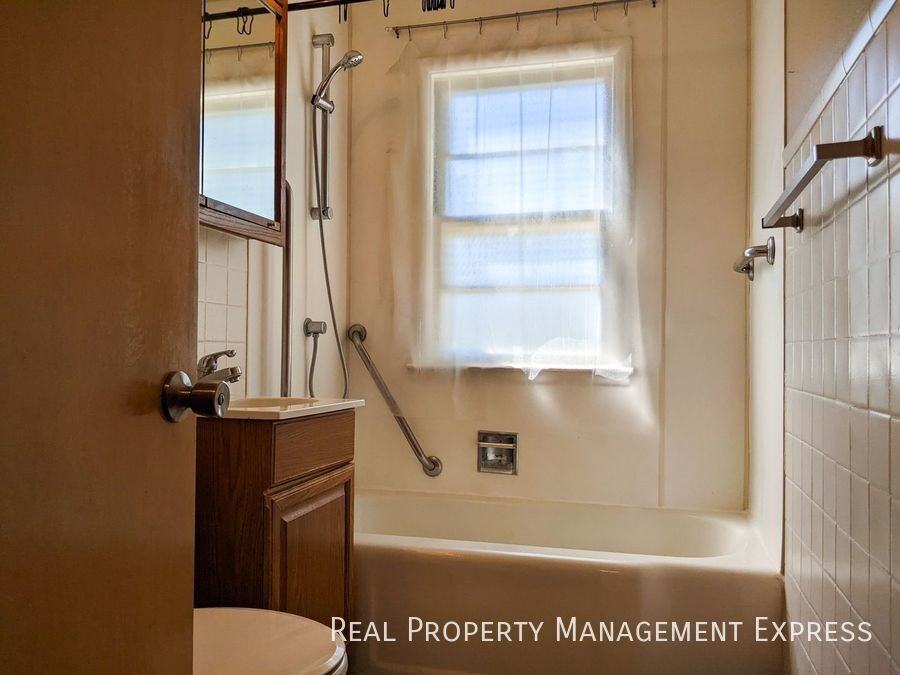 2611 S Duluth Ave - Photo 7 of 16