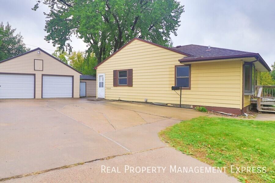 2905 E 19th St - Photo 3 of 18