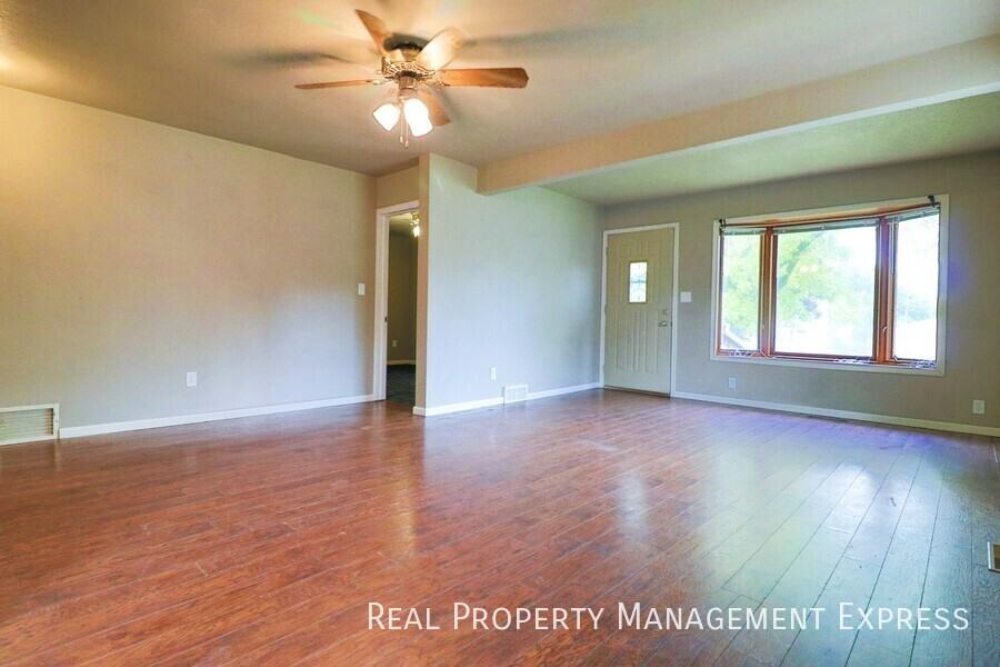 2905 E 19th St - Photo 4 of 18