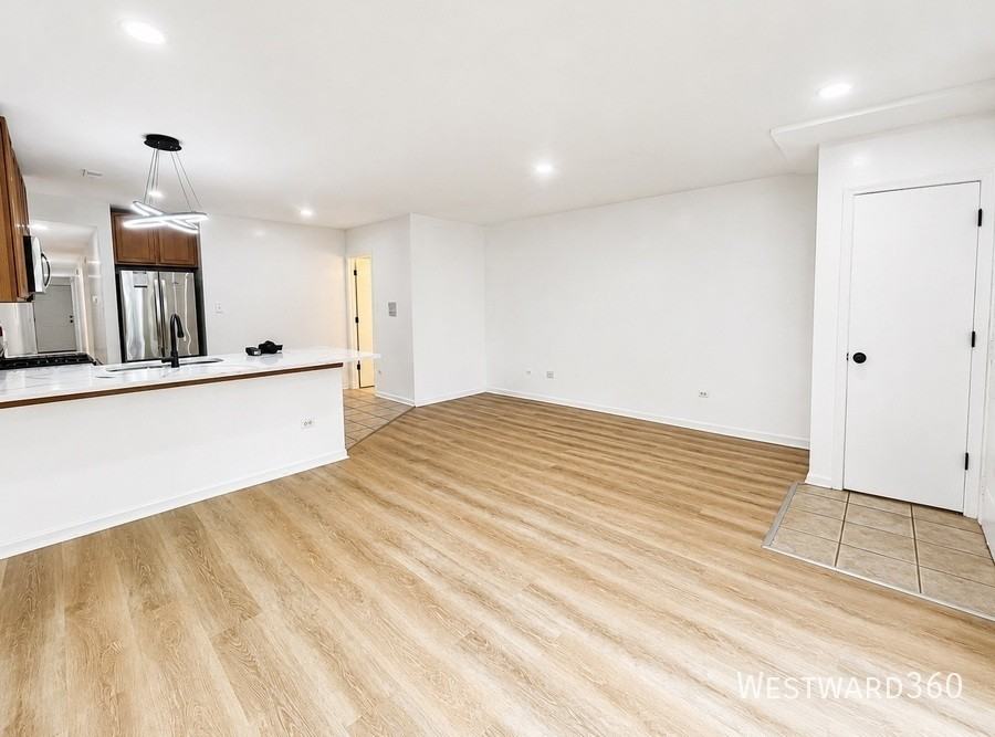 2534 W Harrison St #1 - Photo 3 of 26