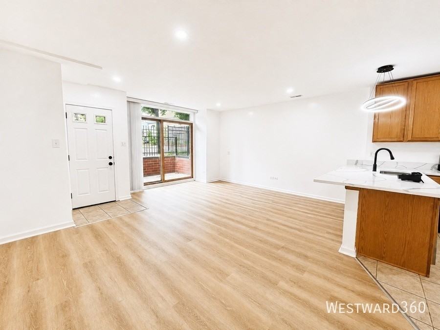 2534 W Harrison St #1 - Photo 5 of 26