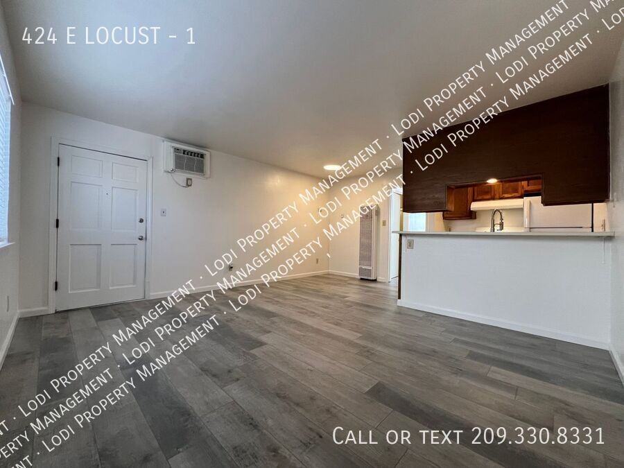 424 E Locust St #1 - Photo 3 of 13