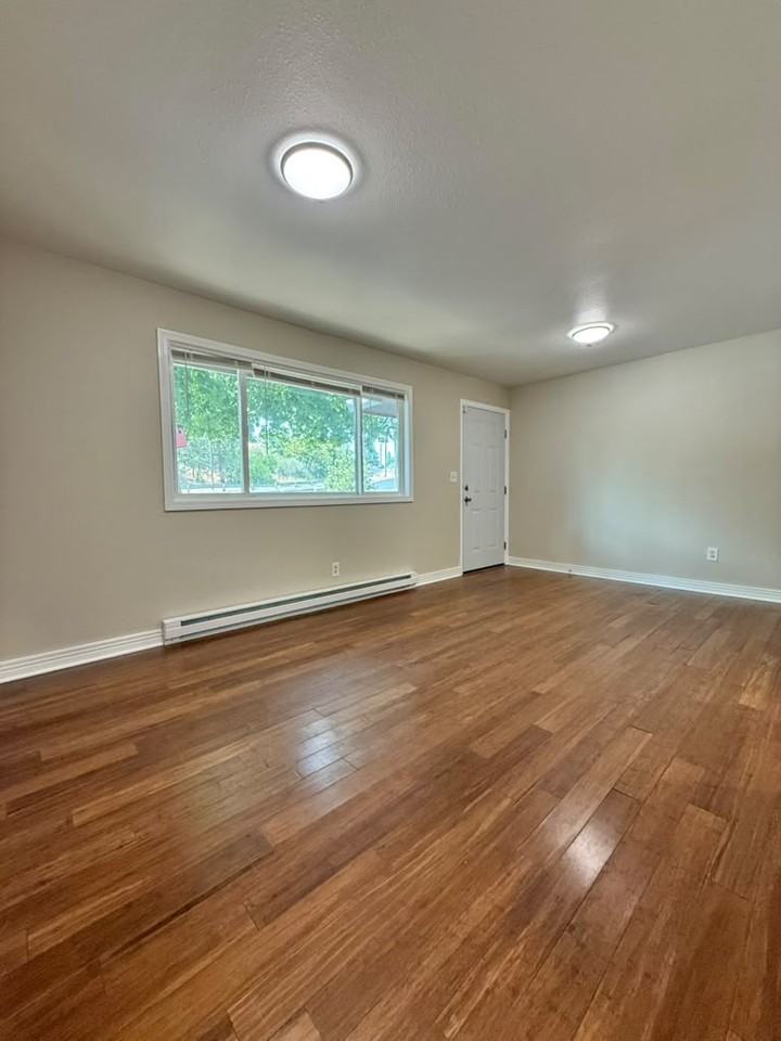 3216 N Maple St - Photo 2 of 8