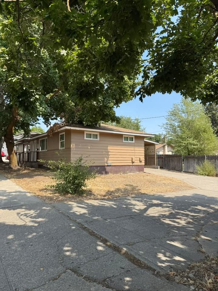 3216 N Maple St - Photo 7 of 8