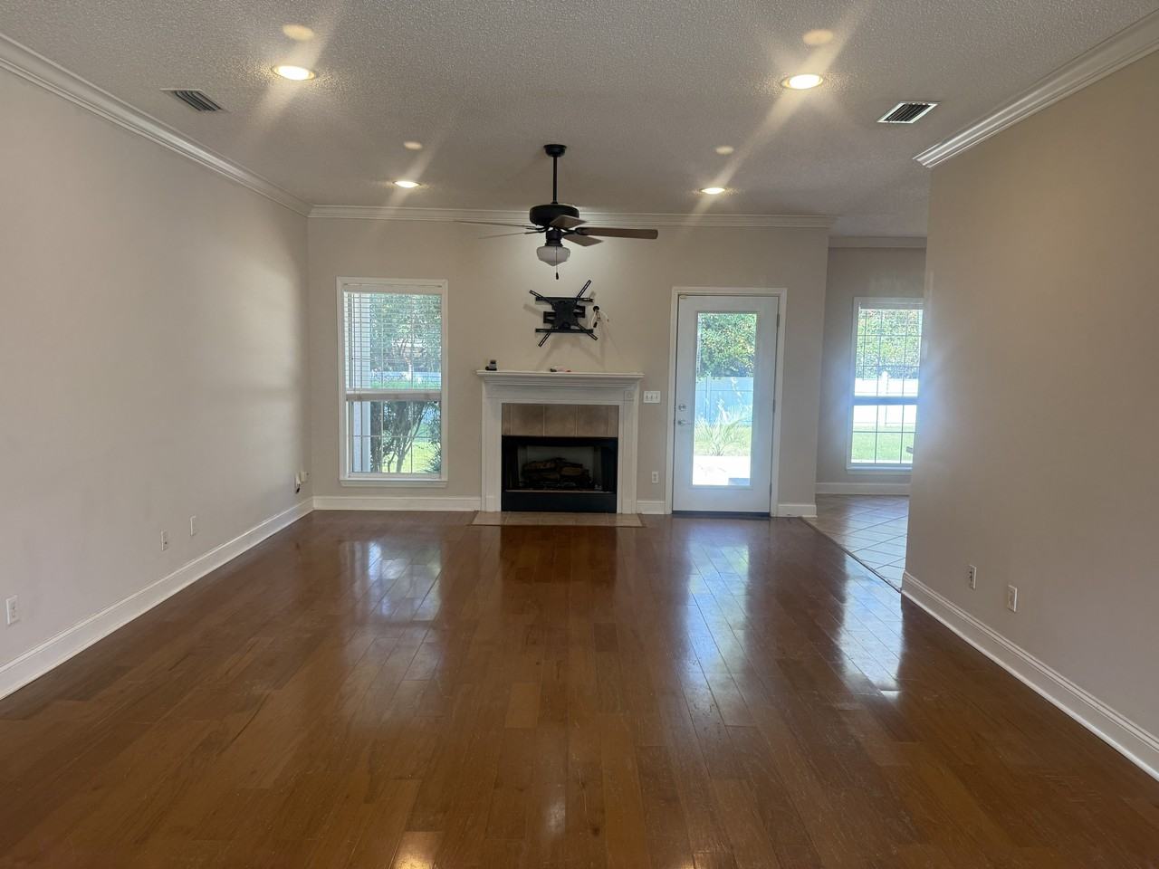 141 Royal Dr - Photo 4 of 25
