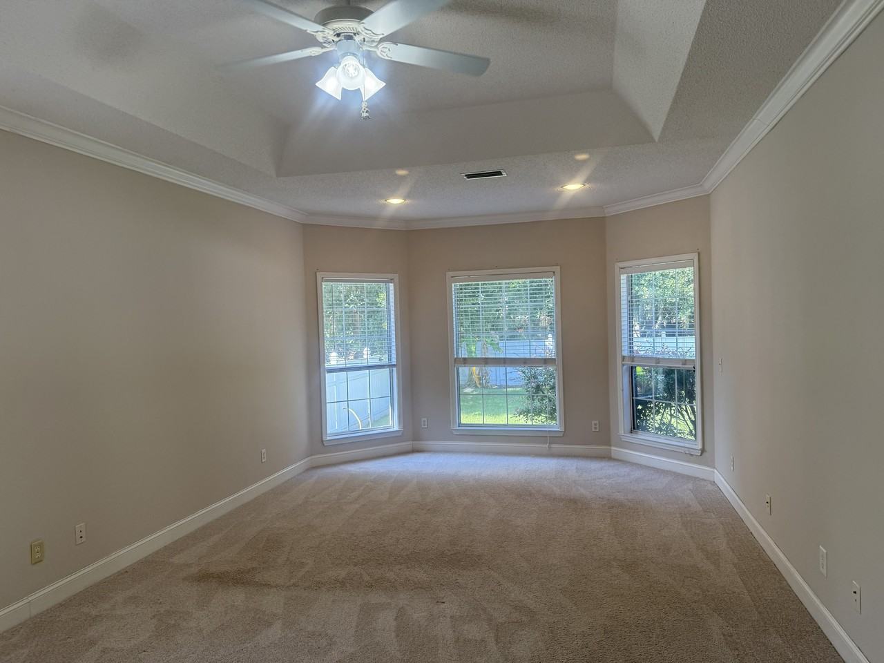 141 Royal Dr - Photo 5 of 25