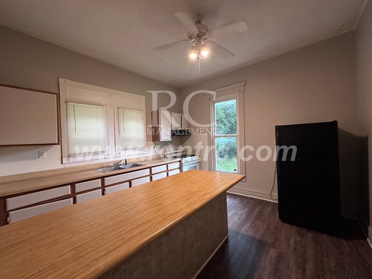 705 Harmon St - Photo 2 of 19