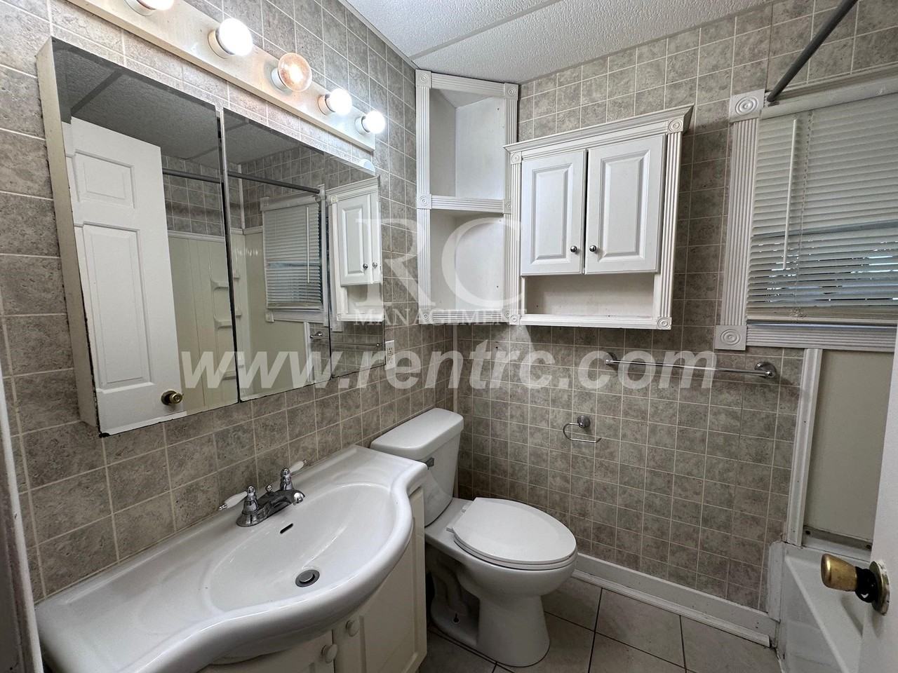 705 Harmon St - Photo 4 of 19
