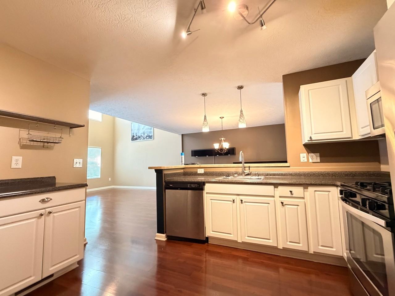 7408 Cayman Ln - Photo 3 of 36