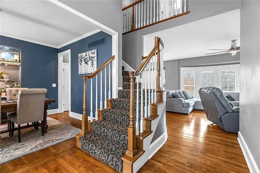 1327 Huntington Dr - Photo 3 of 8