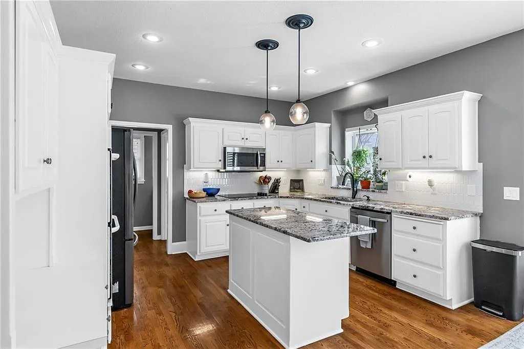 1327 Huntington Dr - Photo 4 of 8