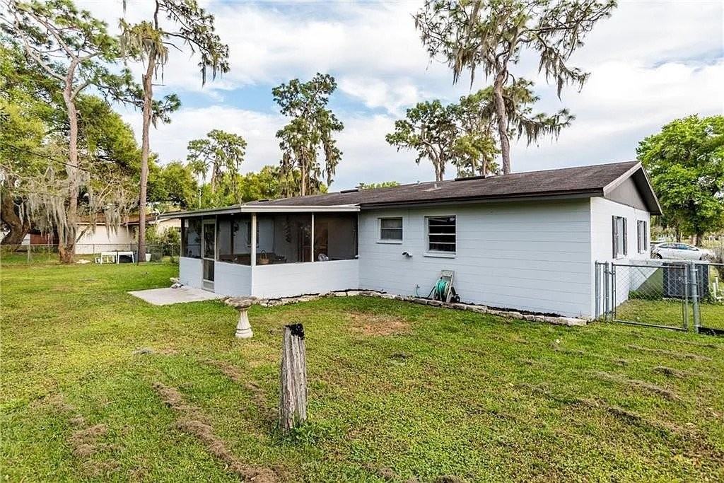 3412 Lori Ln N - Photo 5 of 7