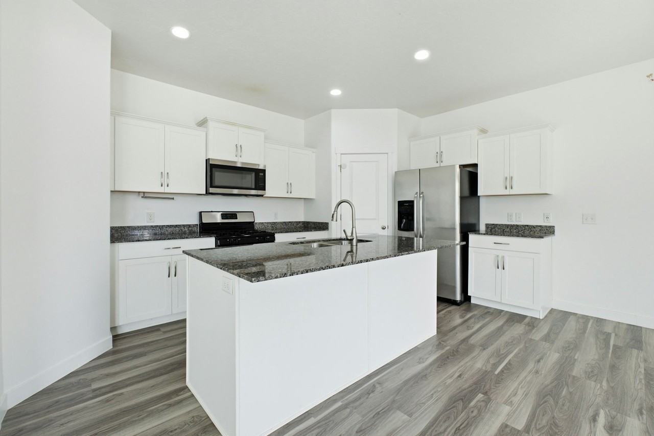 506 South Highpoint Drive - Photo 3 of 17