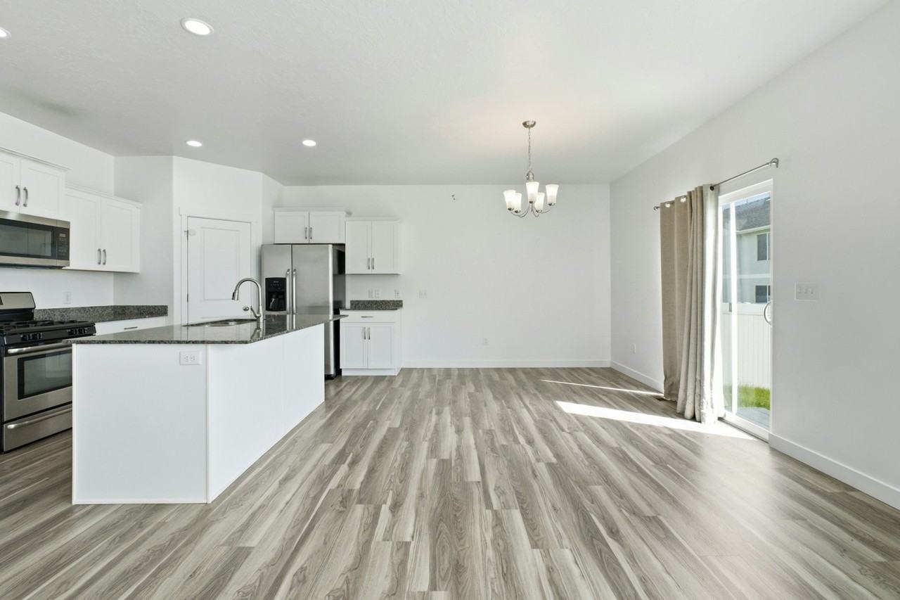 506 South Highpoint Drive - Photo 4 of 17
