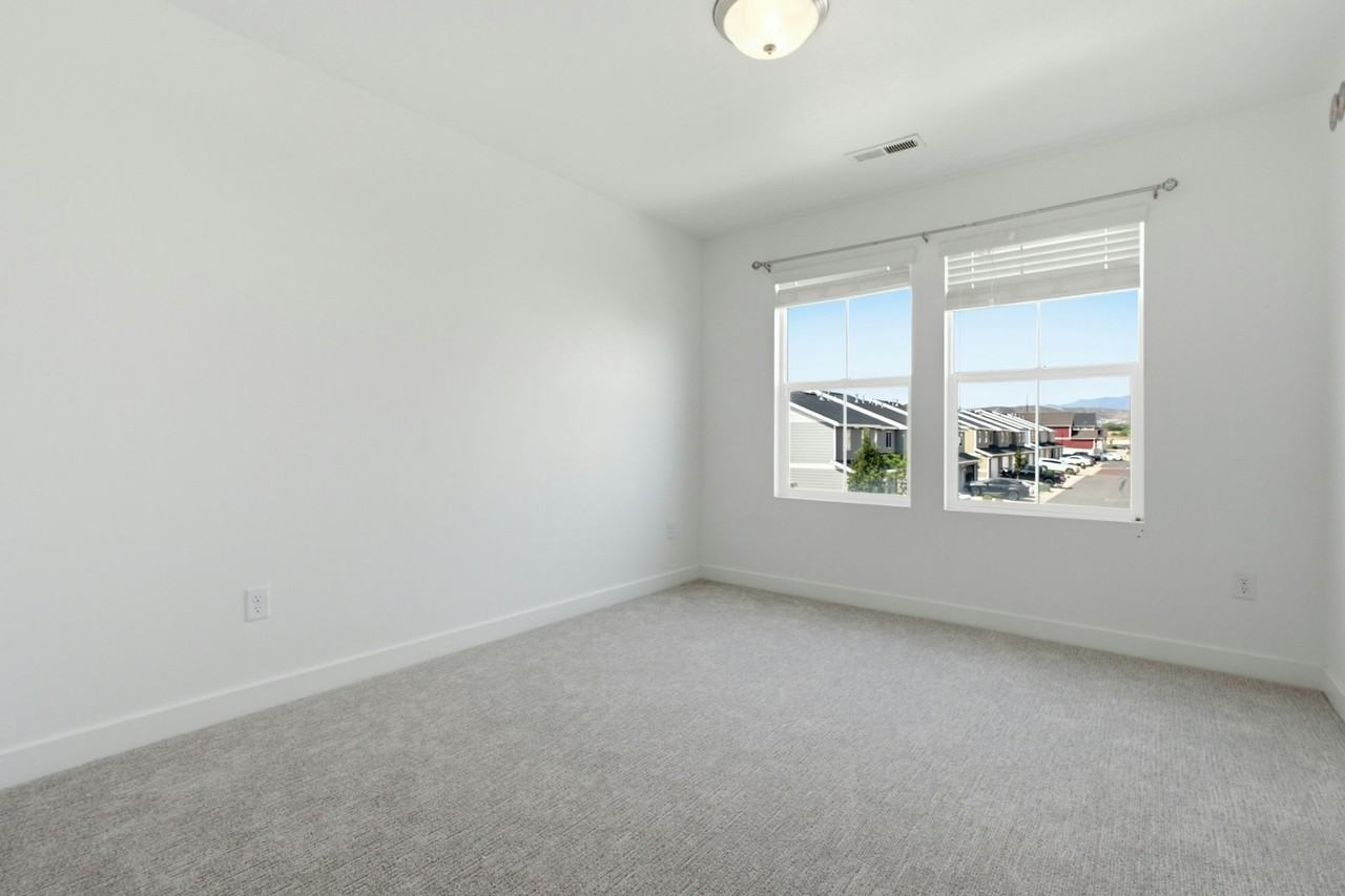 506 South Highpoint Drive - Photo 6 of 17