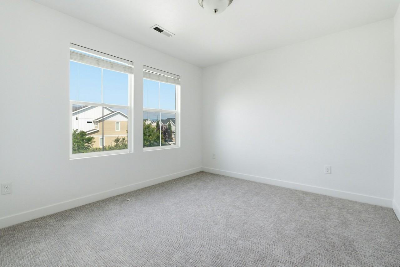 506 South Highpoint Drive - Photo 7 of 17