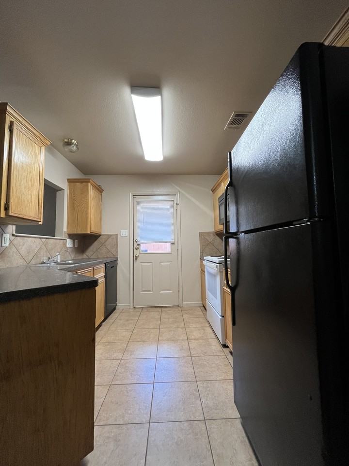 1301 Nicholas Cir #A - Photo 5 of 16