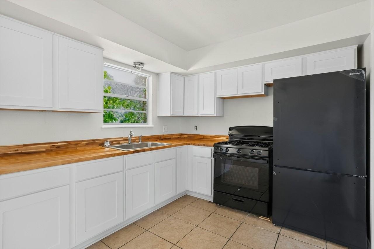 1004 Lotus Avenue - Photo 4 of 15