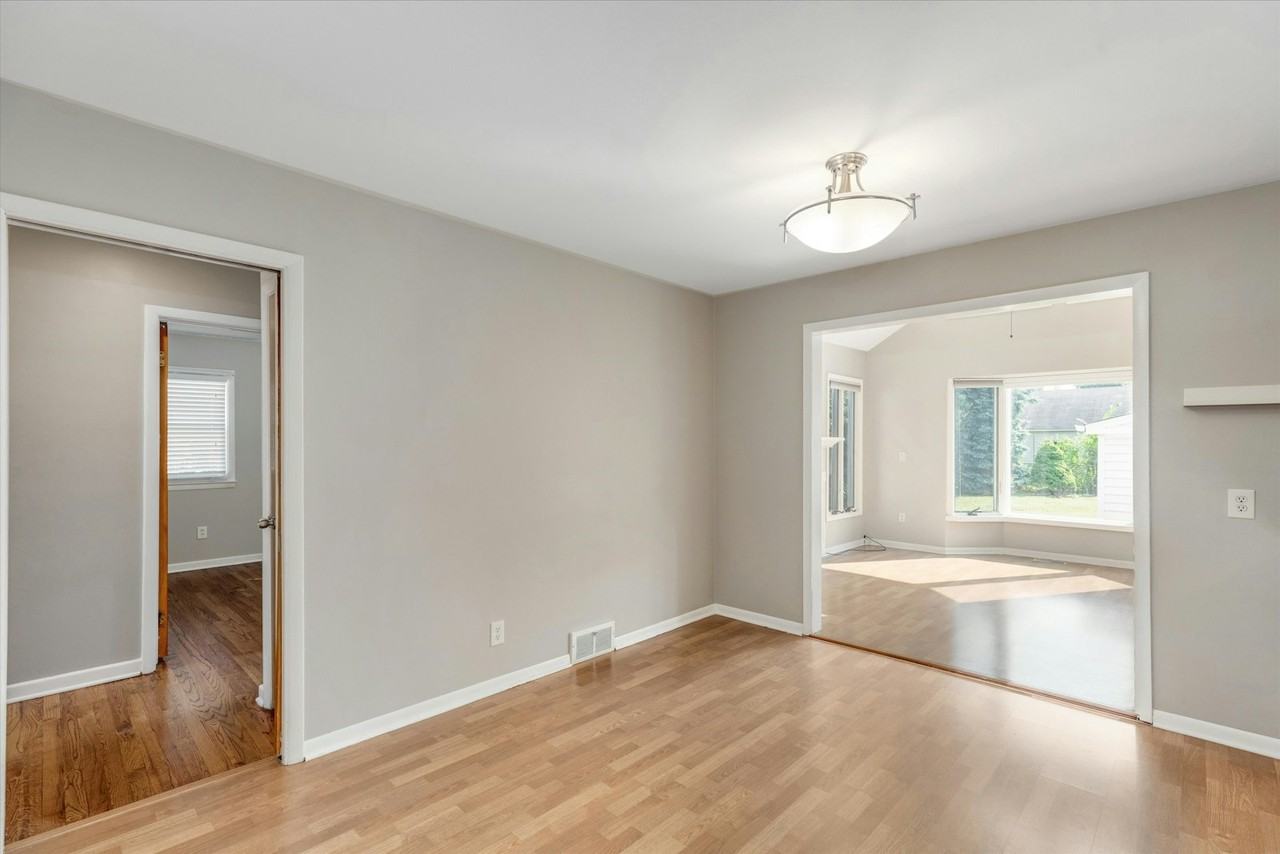4514 Sedgemoor Avenue - Photo 4 of 35
