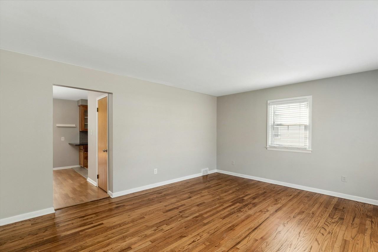 4514 Sedgemoor Avenue - Photo 6 of 35