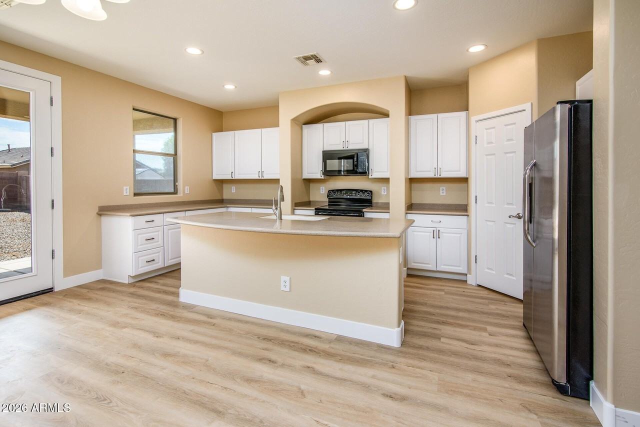 41615 W Chimayo Ct - Photo 7 of 32