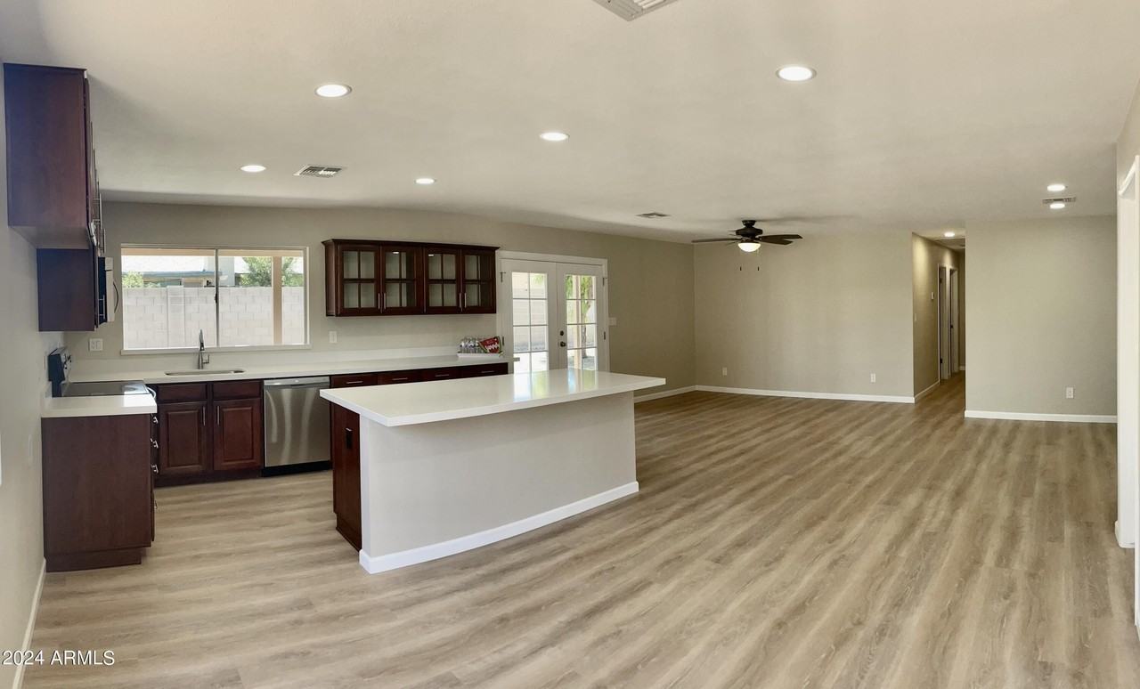 10021 N 47th Dr - Photo 6 of 19