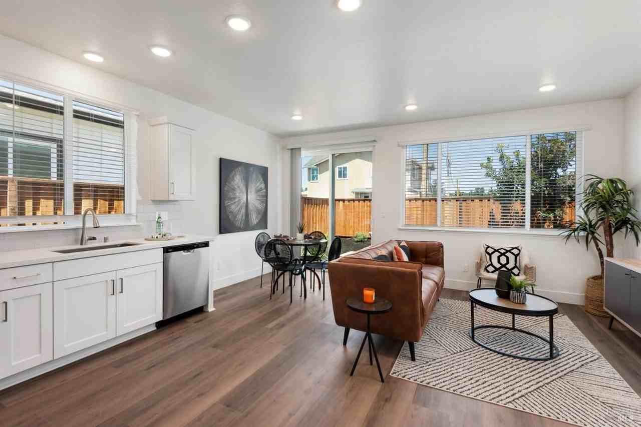 1480 Wrigley Ave - Photo 4 of 46