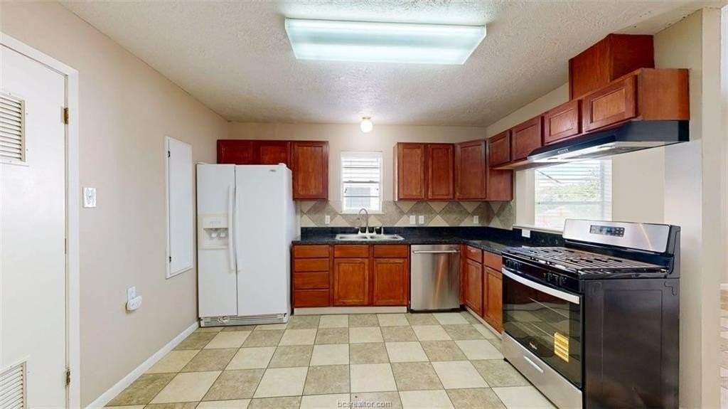 1724 Boardwalk Ct - Photo 4 of 46
