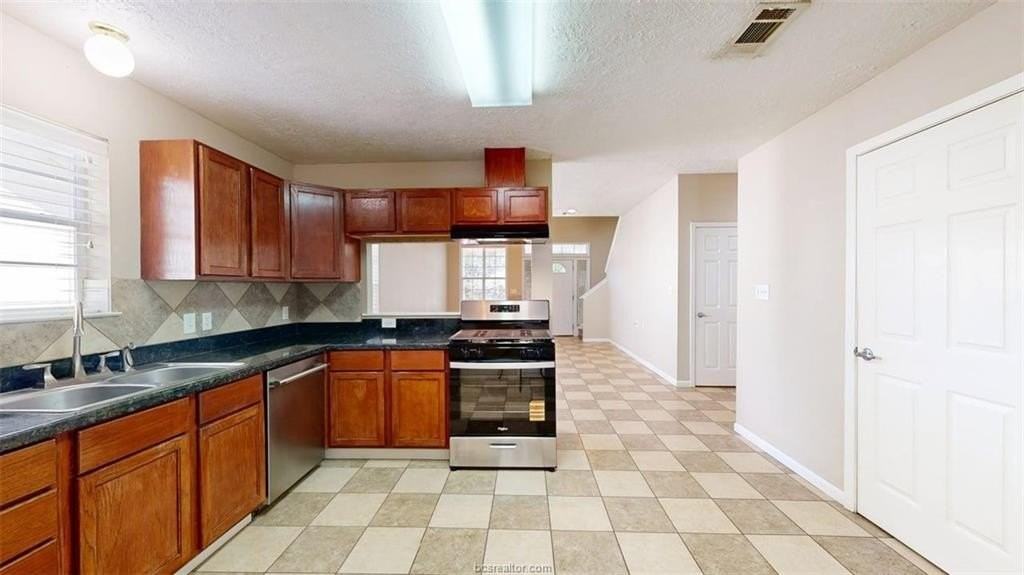 1724 Boardwalk Ct - Photo 5 of 46