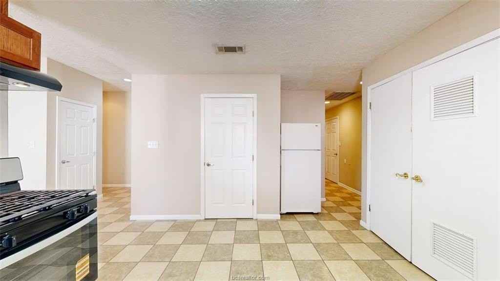 1724 Boardwalk Ct - Photo 6 of 46