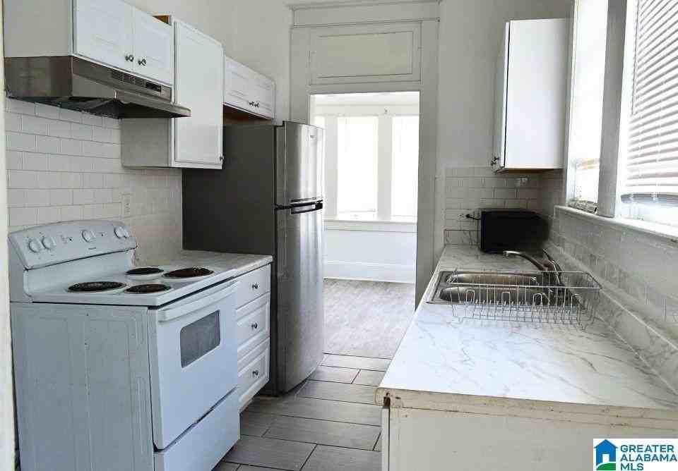 607 E 22nd St - Photo 5 of 18