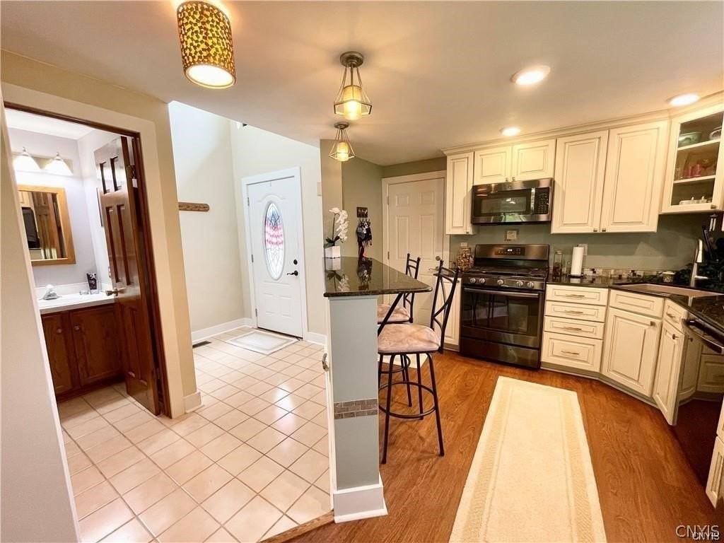 8423 Bubbling Springs Dr - Photo 4 of 45