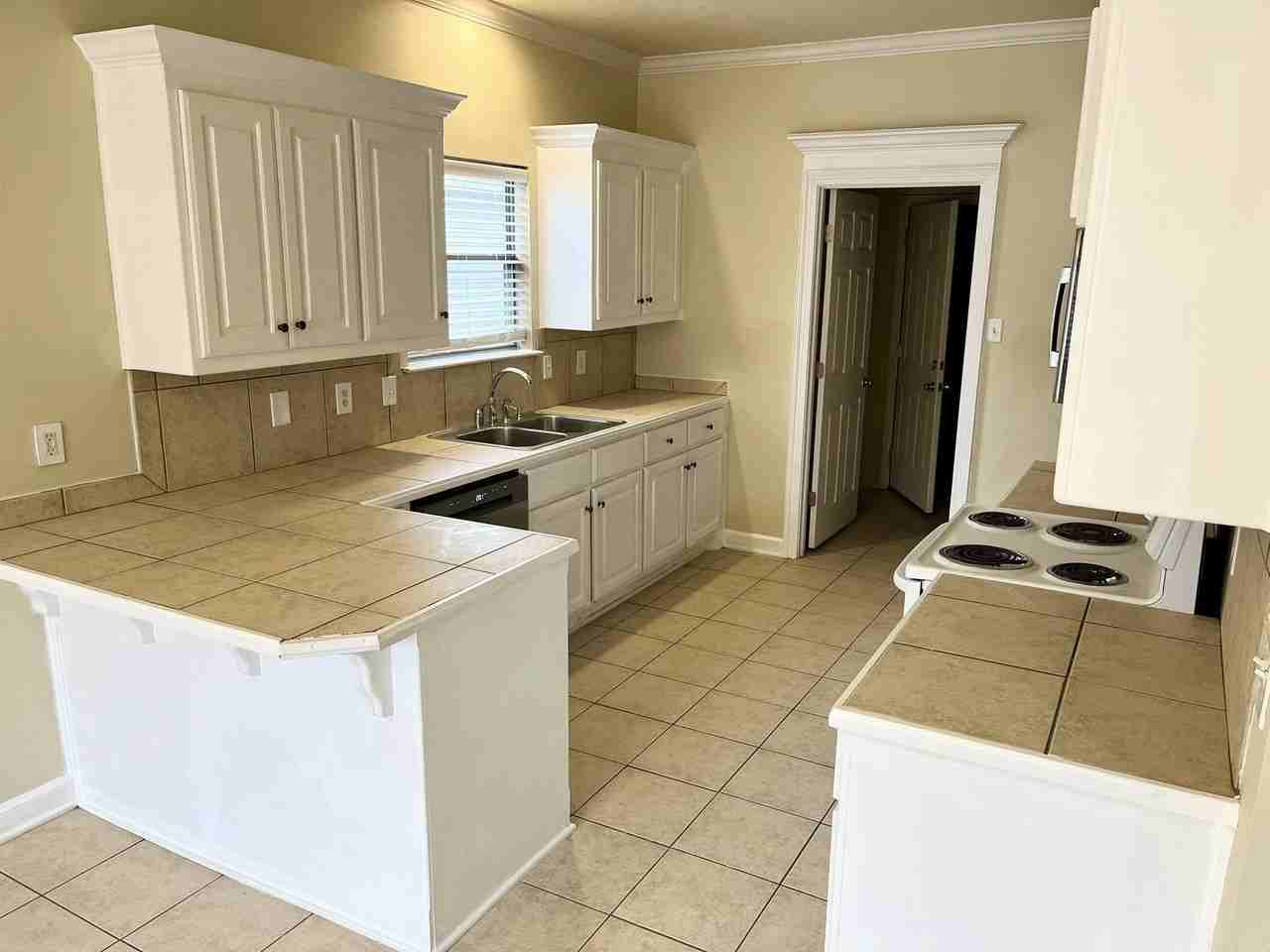23 Chateaus Ln - Photo 4 of 13