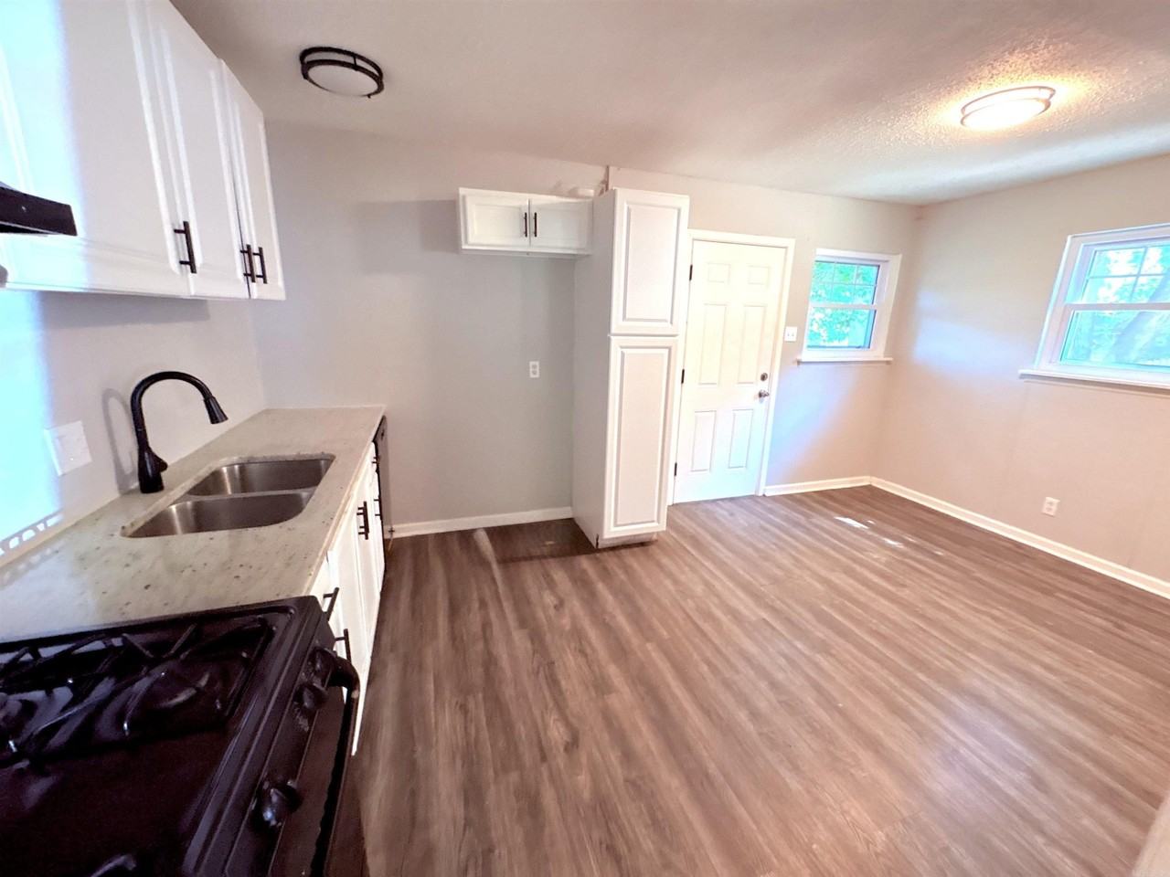 7518 Twin Oaks Rd - Photo 4 of 17