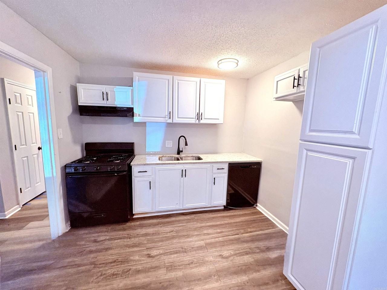 7518 Twin Oaks Rd - Photo 5 of 17