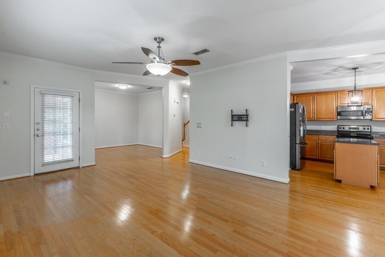 2105 Regency Ct - Photo 4 of 37