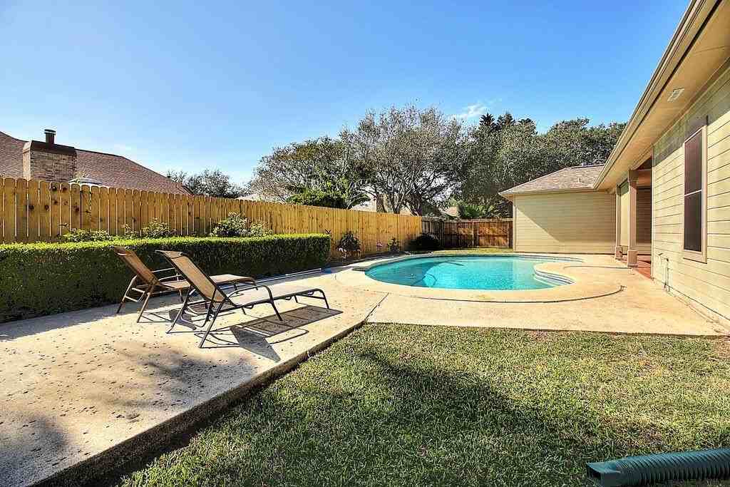 7642 Dallas St - Photo 3 of 39