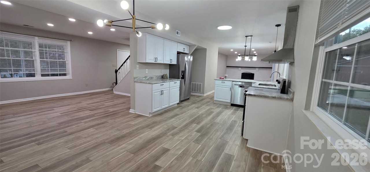 7200 Shadowlake Dr - Photo 3 of 15