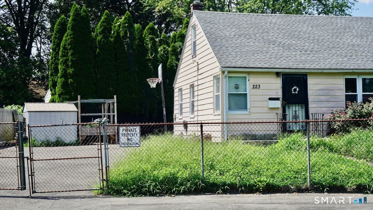 223 Pearl Harbor St - Photo 7 of 12