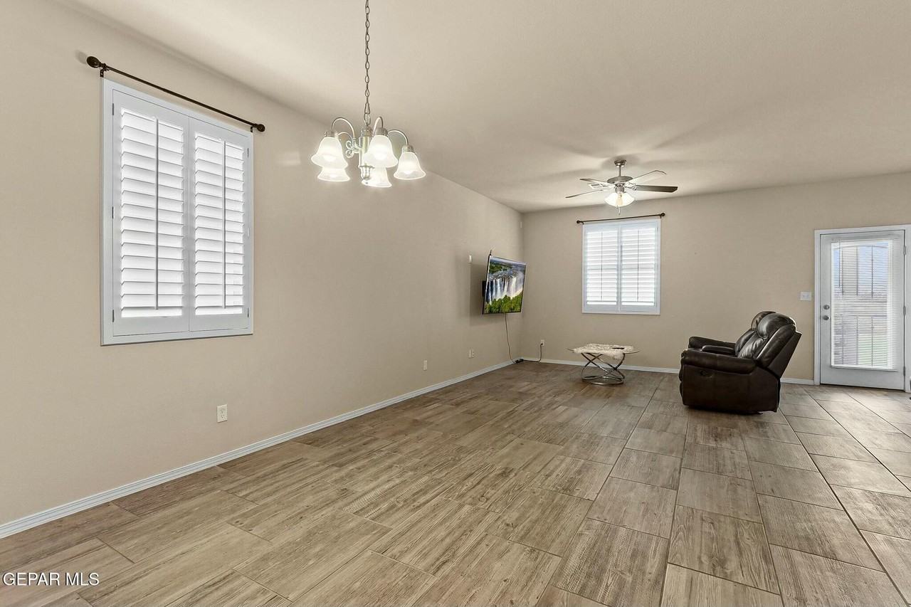 3909 Desert Dunes Dr - Photo 4 of 46