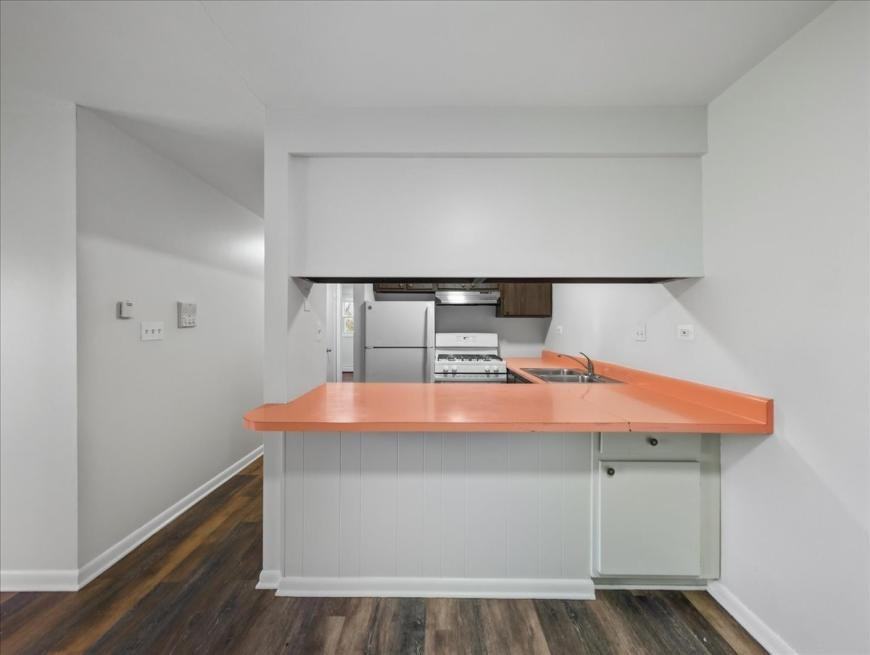 126 W Washington St - Photo 2 of 10
