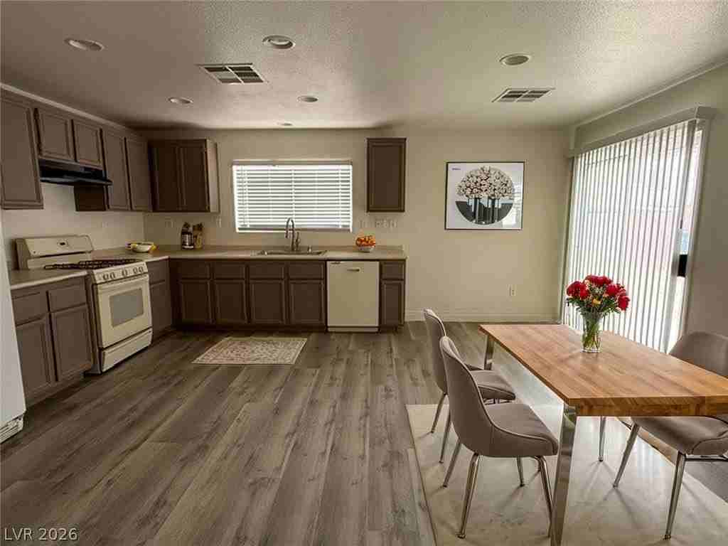 8012 Dutch Villas St - Photo 5 of 16